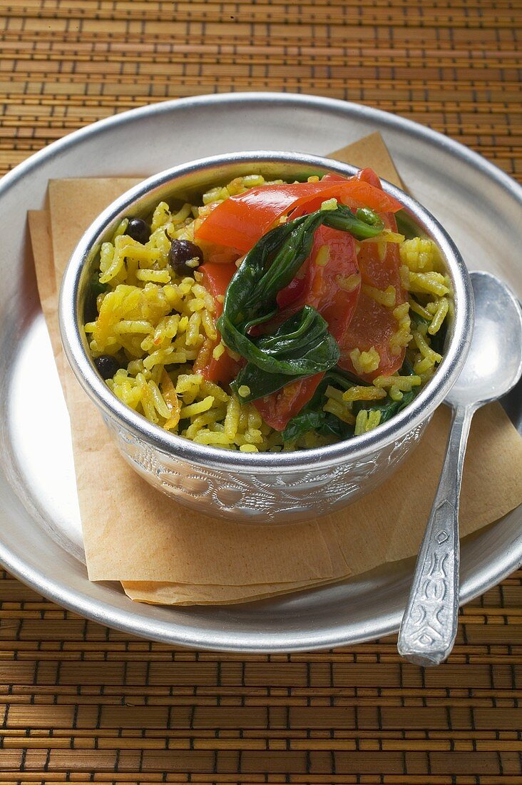 Saffron rice with currants, spinach and peppers (India)