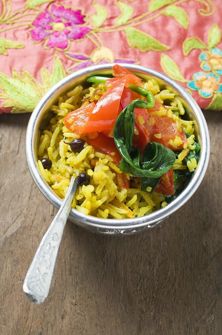 Saffron rice with currants, spinach and peppers (India)