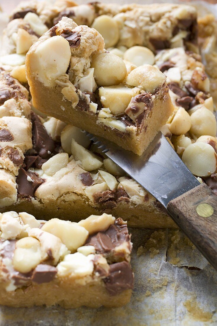 Schokokuchen mit Macadamianüssen, angeschnitten (Close Up)