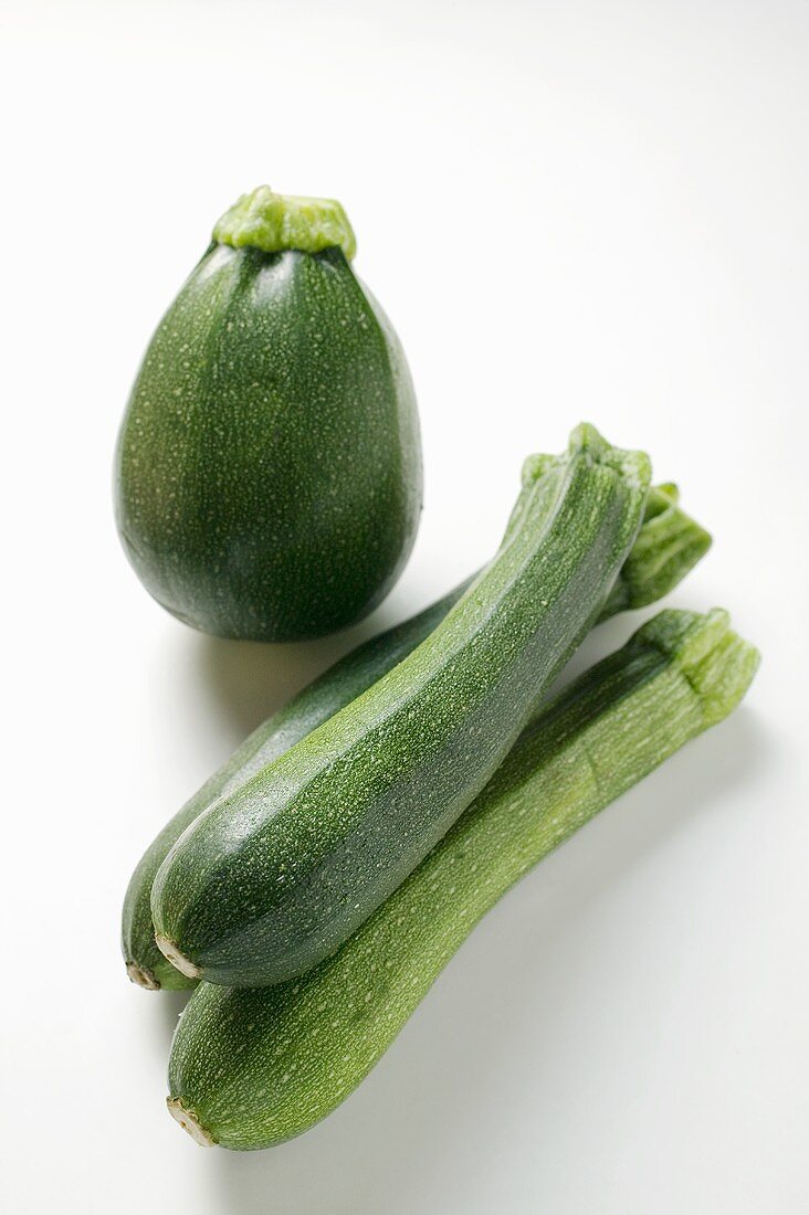 Runde und längliche Zucchini