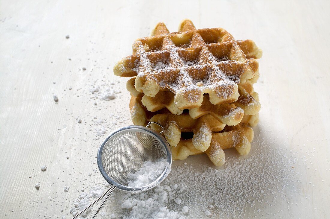 Kleine Waffeln mit Puderzucker