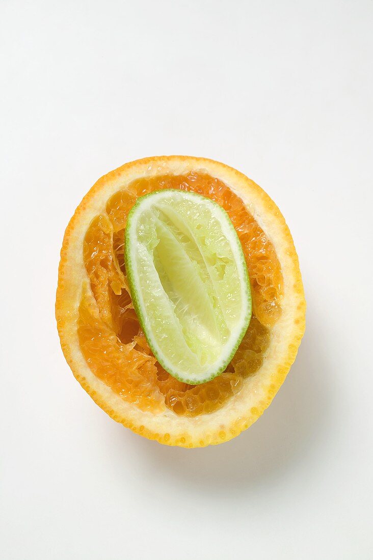 Ausgepresste Limette in ausgepresster Orange