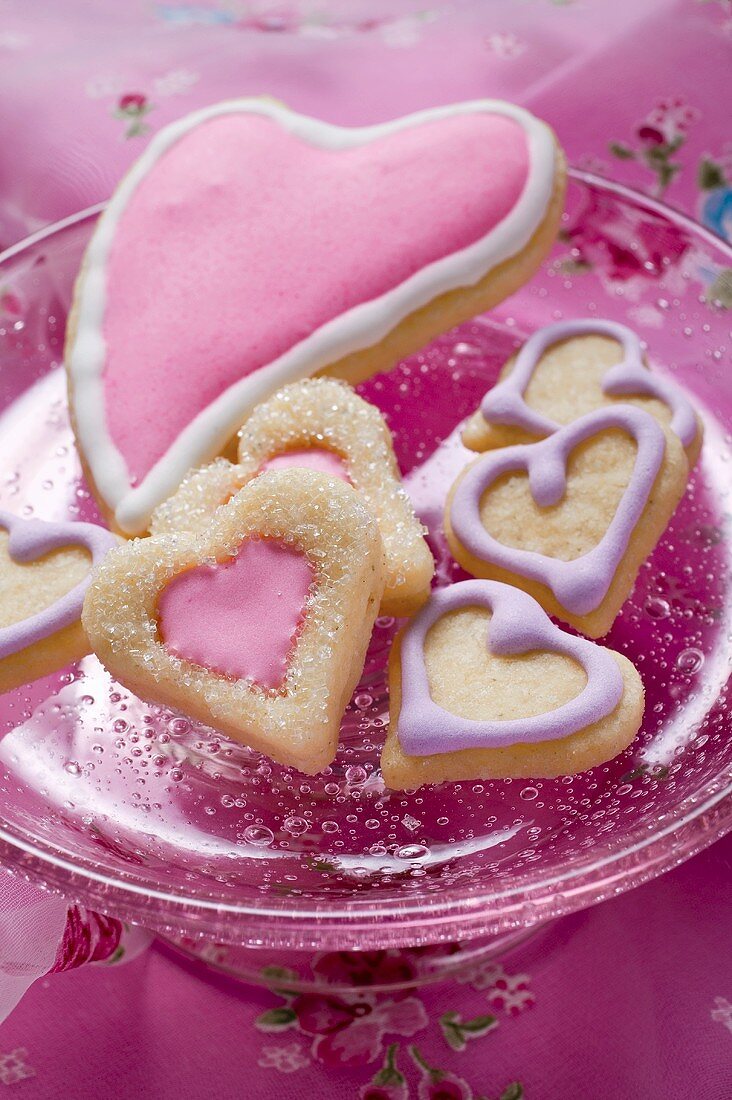 Herzförmige Plätzchen in Glasschale zum Valentinstag