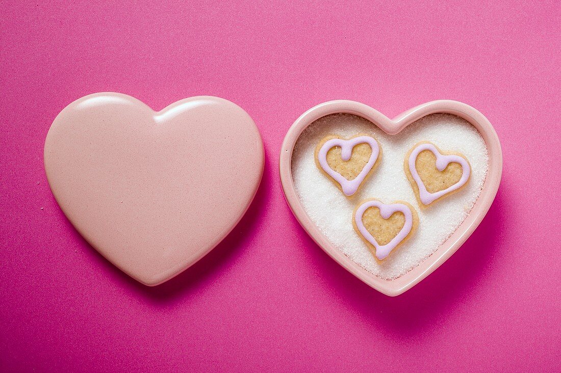 Kleine herzförmige Plätzchen in Zuckerdose zum Valentinstag