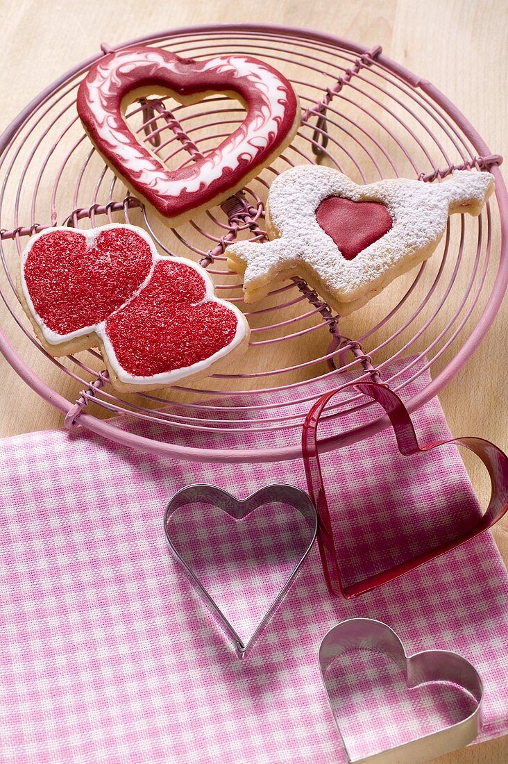 Heart-shaped biscuits for Valentine's day on cake rack