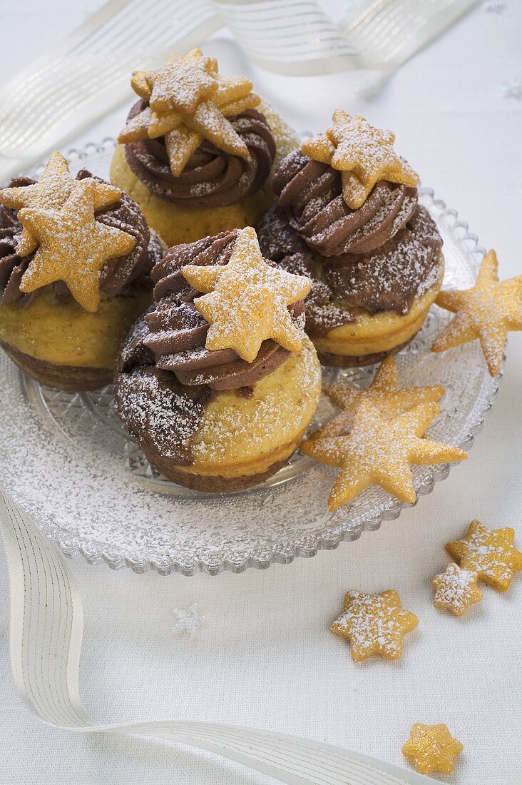 Vier Christmas Muffins mit Puderzucker