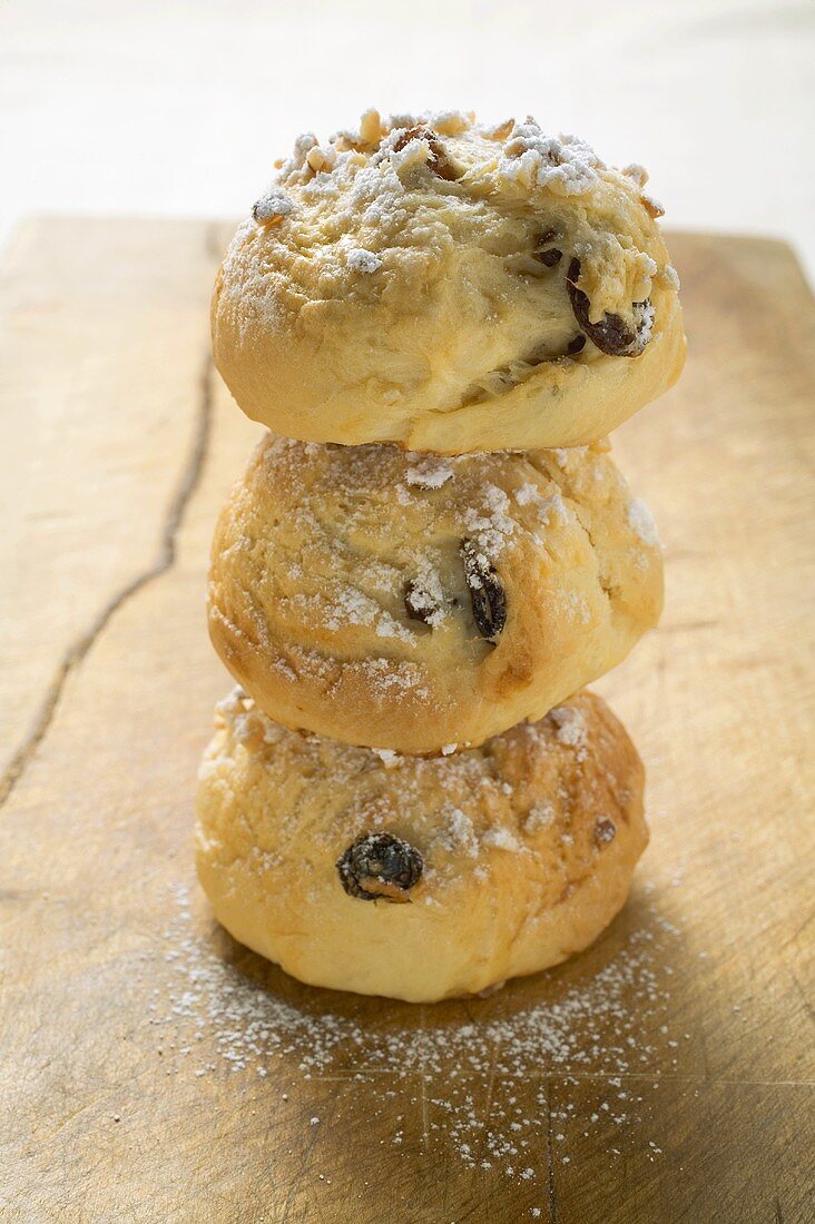 Drei Rosinenbrötchen mit Zucker, gestapelt