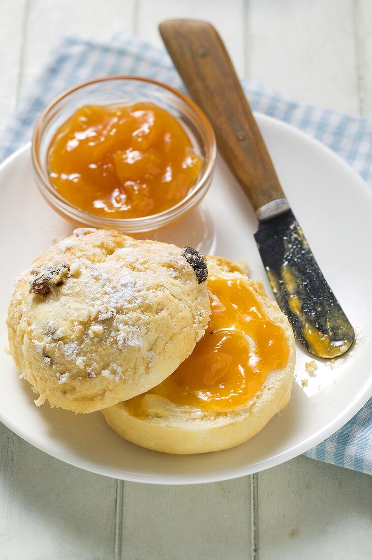 Rosinenbrötchen mit Aprikosenmarmelade auf Teller