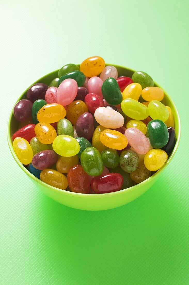 Bunte Jelly Beans in grüner Schale
