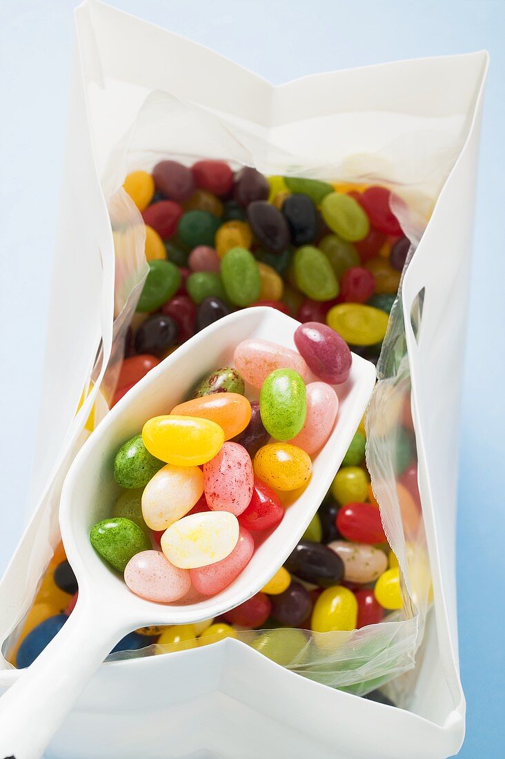 Bunte Jelly Beans in Plastiktüte mit Schaufel