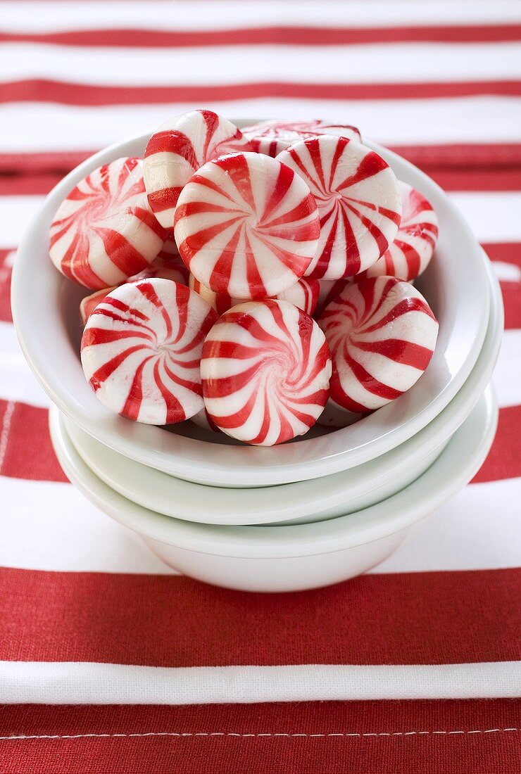 Starlite Mints (peppermints, USA) in white bowl