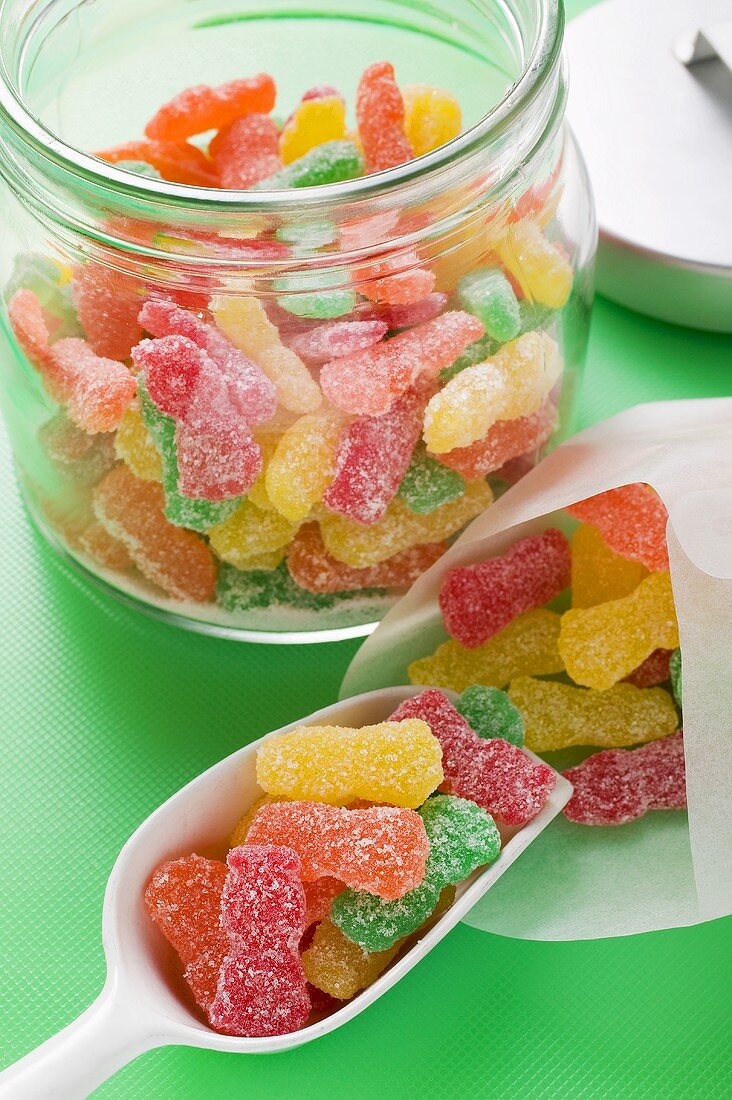 Sour Sweets (fruchtige Geleebonbons, USA) in Glas und Tüte