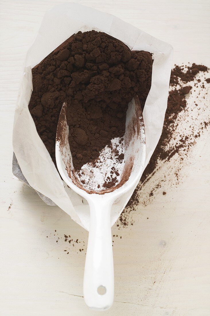 Kakaopulver in Tüte mit Schaufel