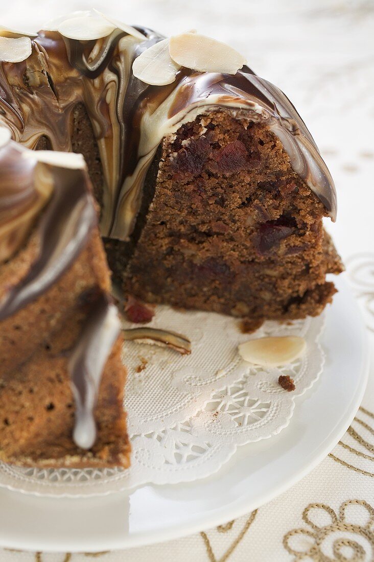 Gugelhupf mit Whiskey, Schokocreme und Mandelblättchen