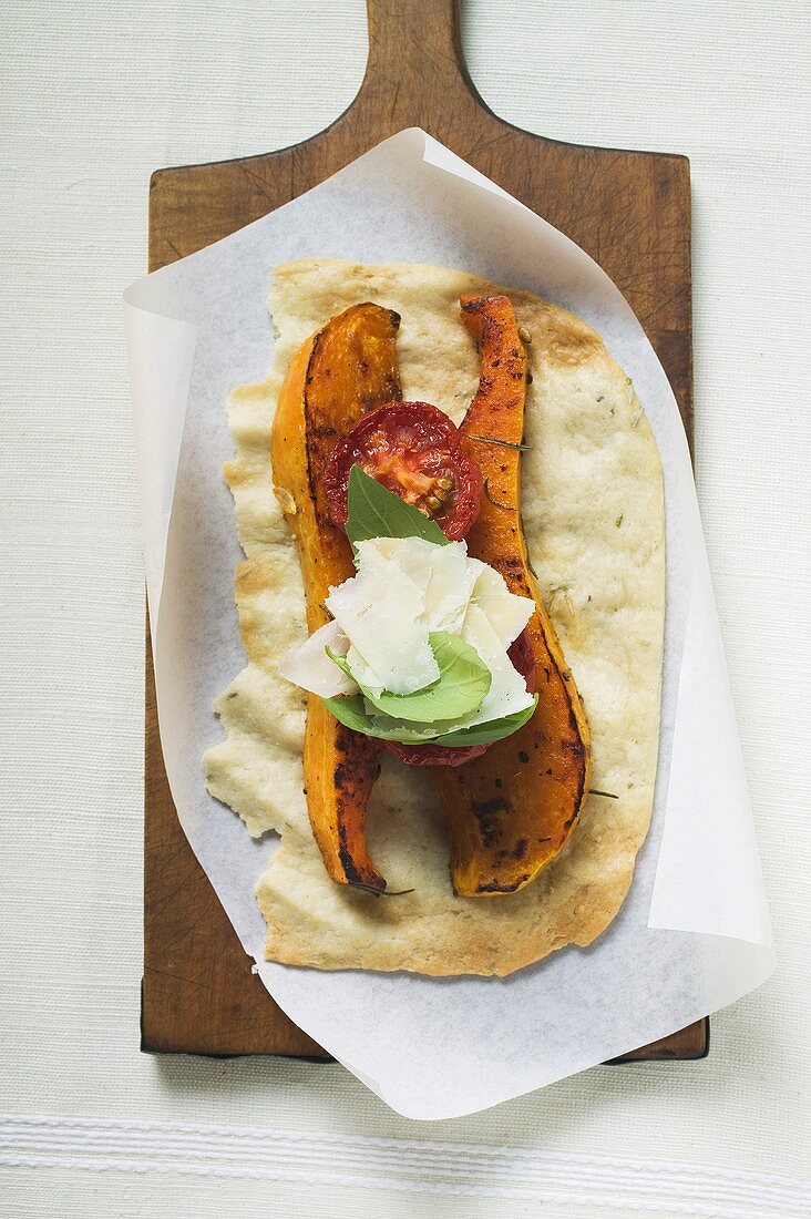 Fladenbrot mit gebratenem Kürbis, Tomate, Basilikum, Parmesan