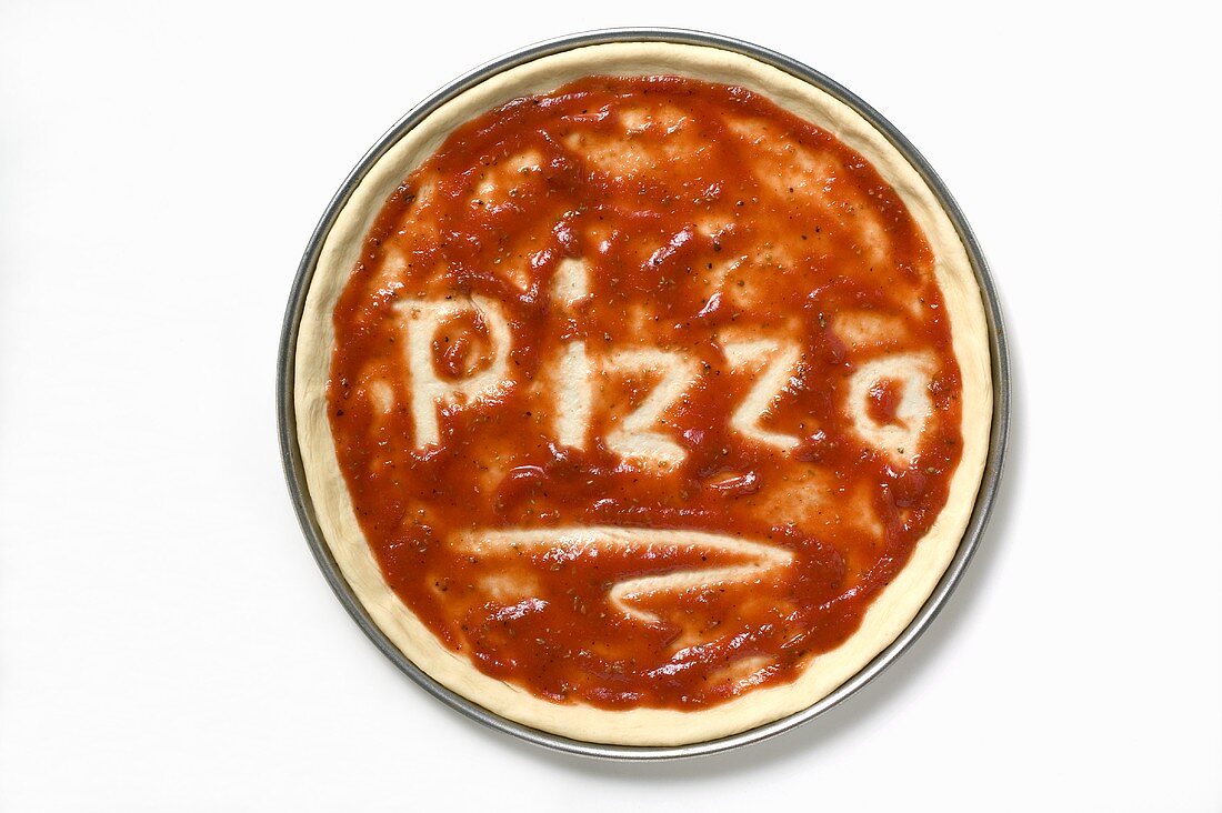 Pizzateig mit Tomatensauce und Schriftzug Pizza