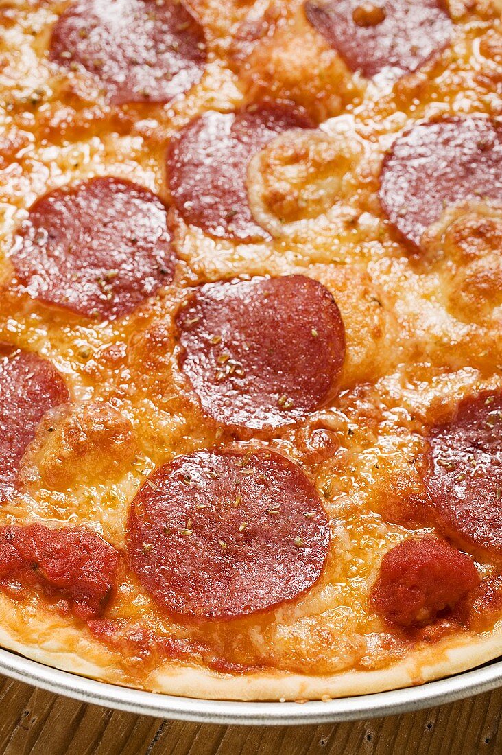 Pizza mit Peperoniwurst auf Teller (Ausschnitt)