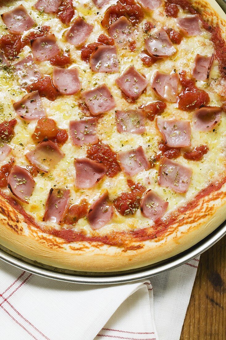 Pizza mit Schinken, Tomaten und Käse (Ausschnitt)