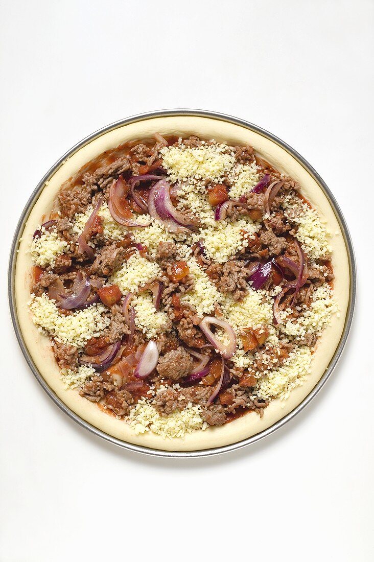 Pizza mit Hackfleisch, Zwiebeln und Käse (ungebacken)