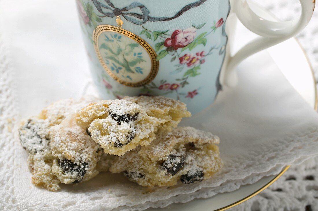 Stollenkonfekt und Tasse Tee