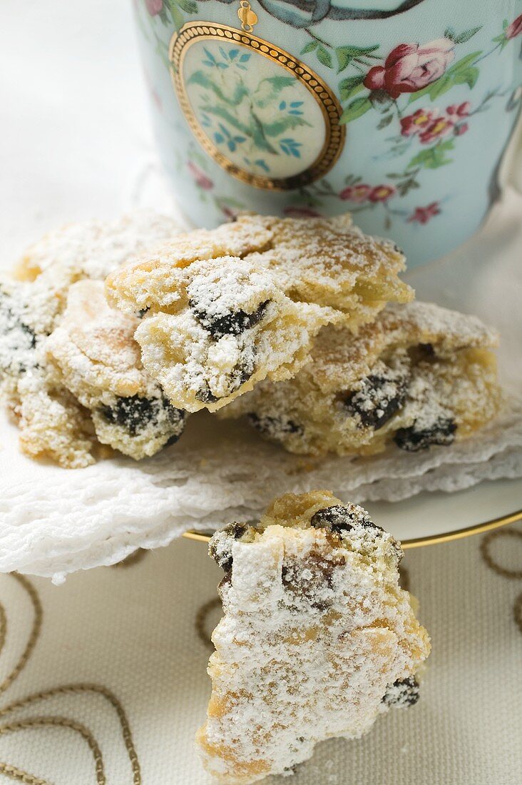 Stollenkonfekt und Tasse Tee