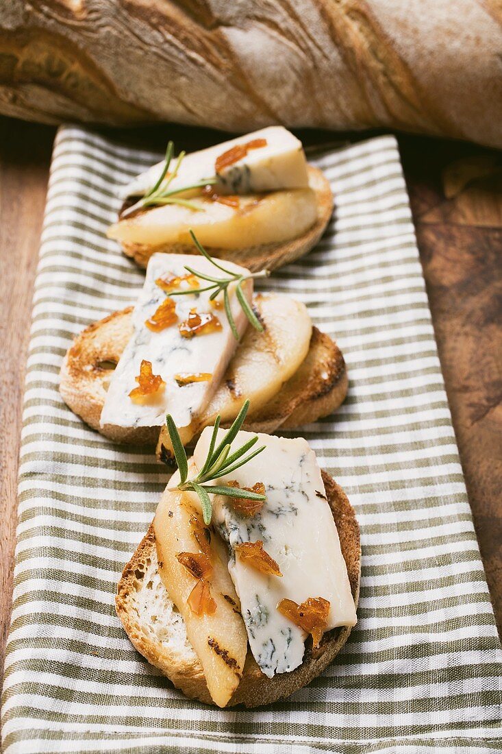 Gorgonzola mit Birne und Krokant auf Baguettescheiben