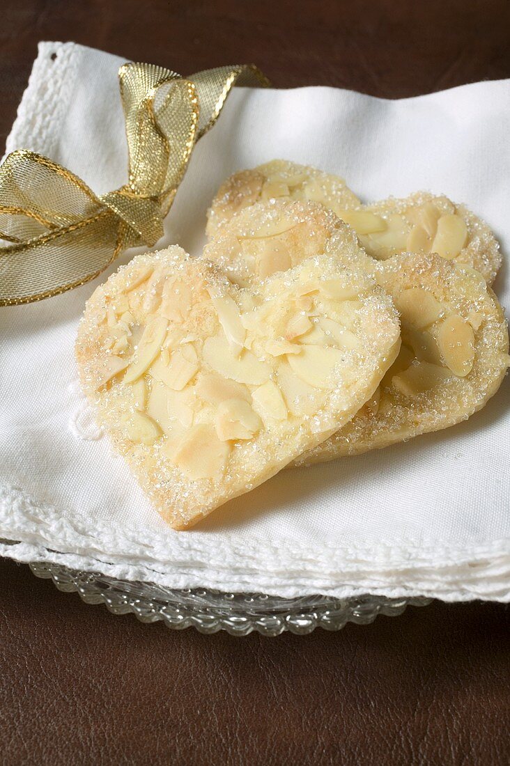 Pastry hearts with flaked almonds and sugar