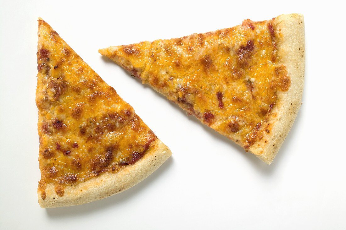 Zwei Stücke Pizza Margherita (Draufsicht)