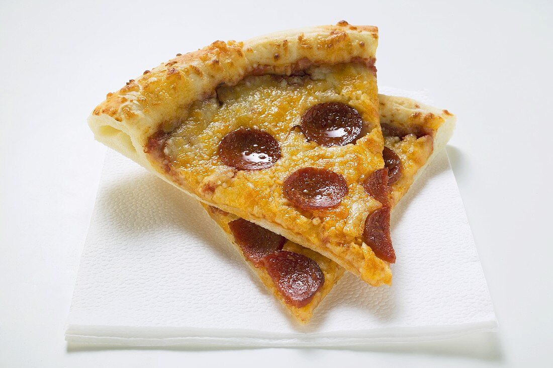 Zwei Pizzastücke mit Peperoniwurst (amerikanische Art)