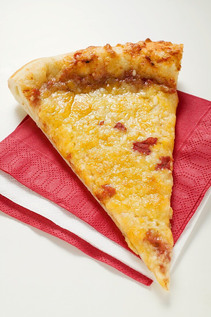 Stück Pizza Margherita (amerikanische Art) auf Servietten