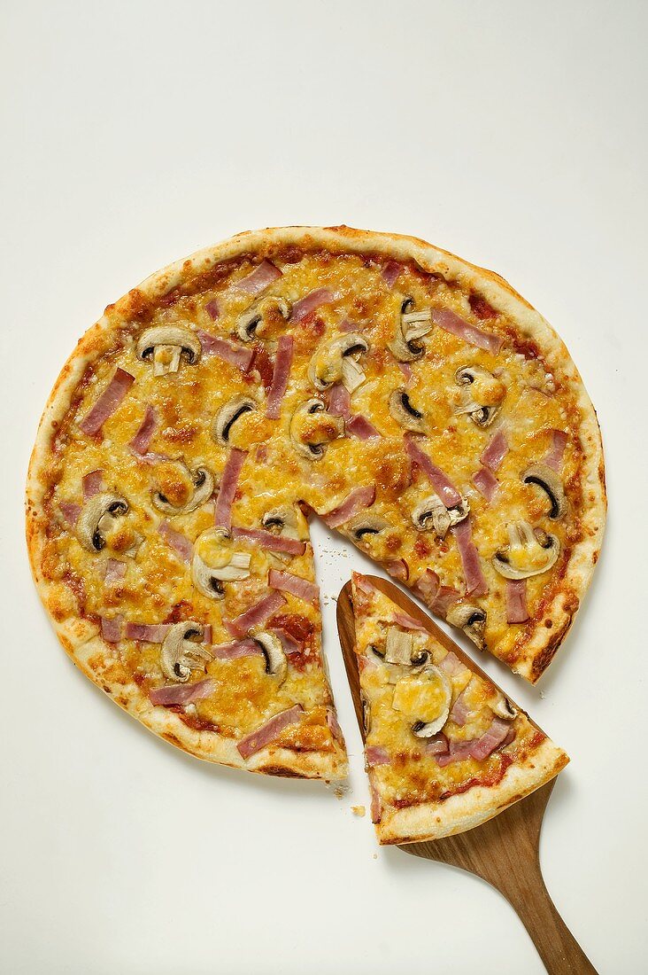 Pizza mit Schinken und Champignons (amerikanische Art)
