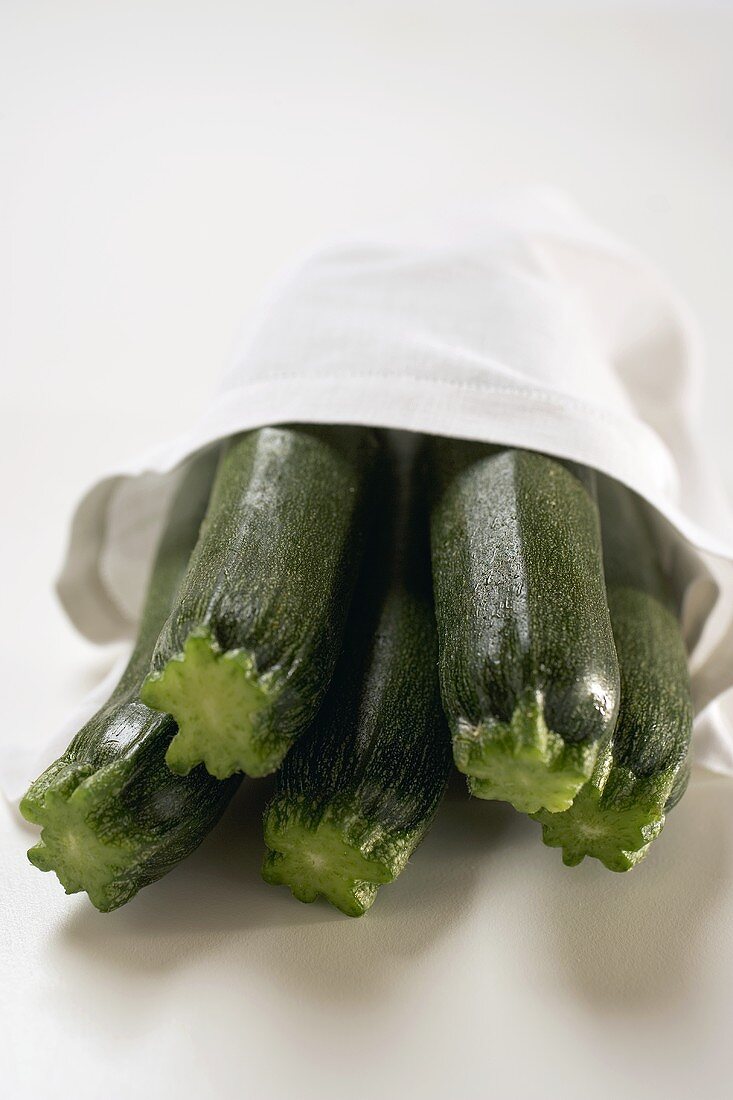 Zucchini, in weisses Tuch gewickelt