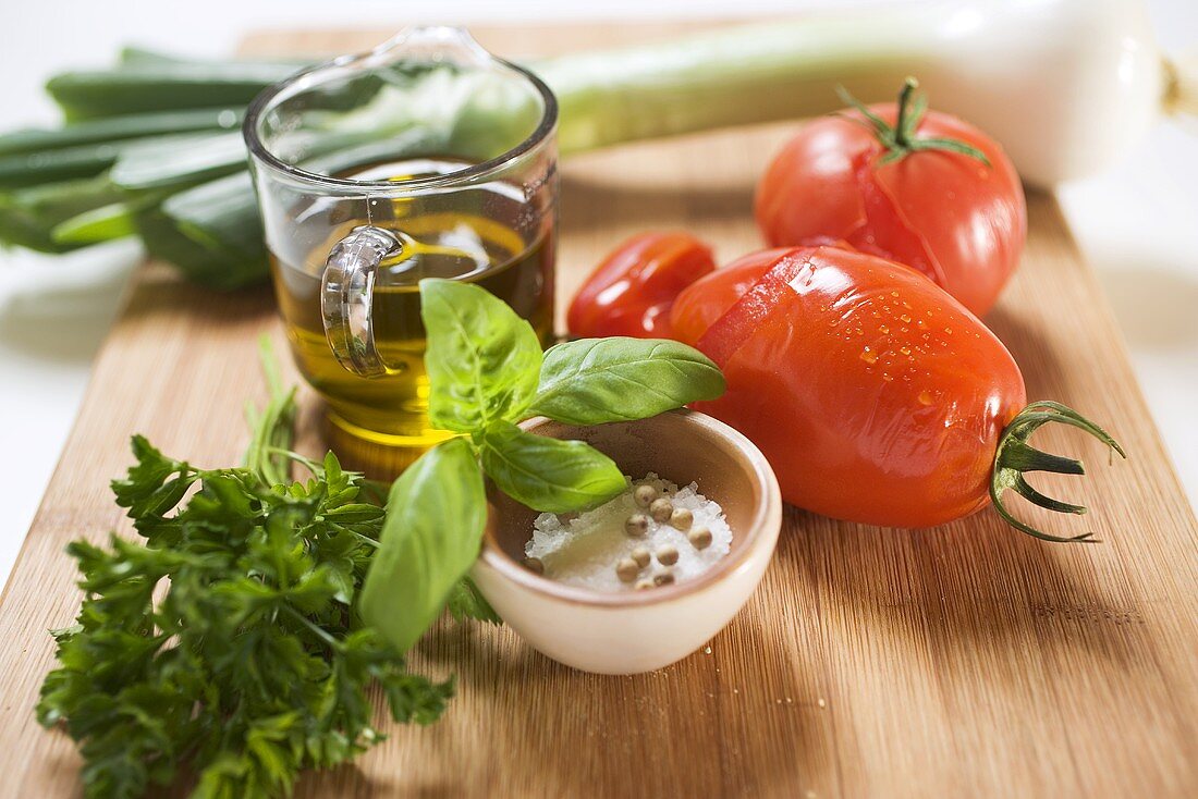 Zutaten für Tomatensauce: Tomaten, Kräuter, Olivenöl, Gewürze
