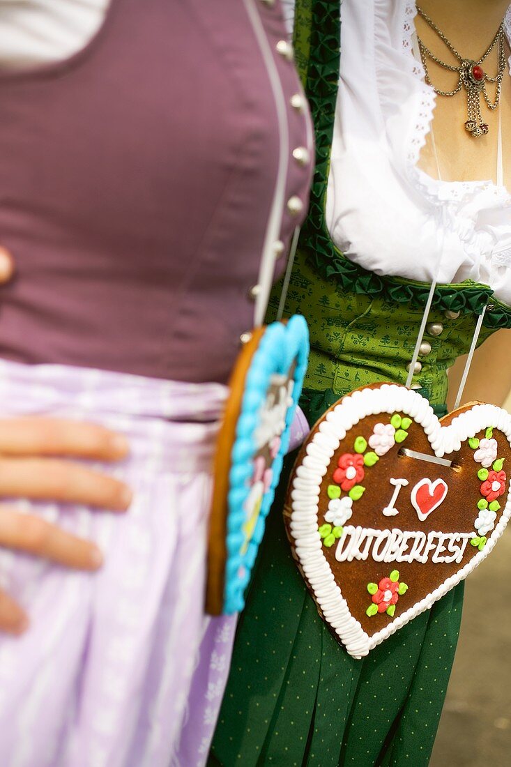 Two women with Lebkuchen hearts (Oktoberfest, Munich)