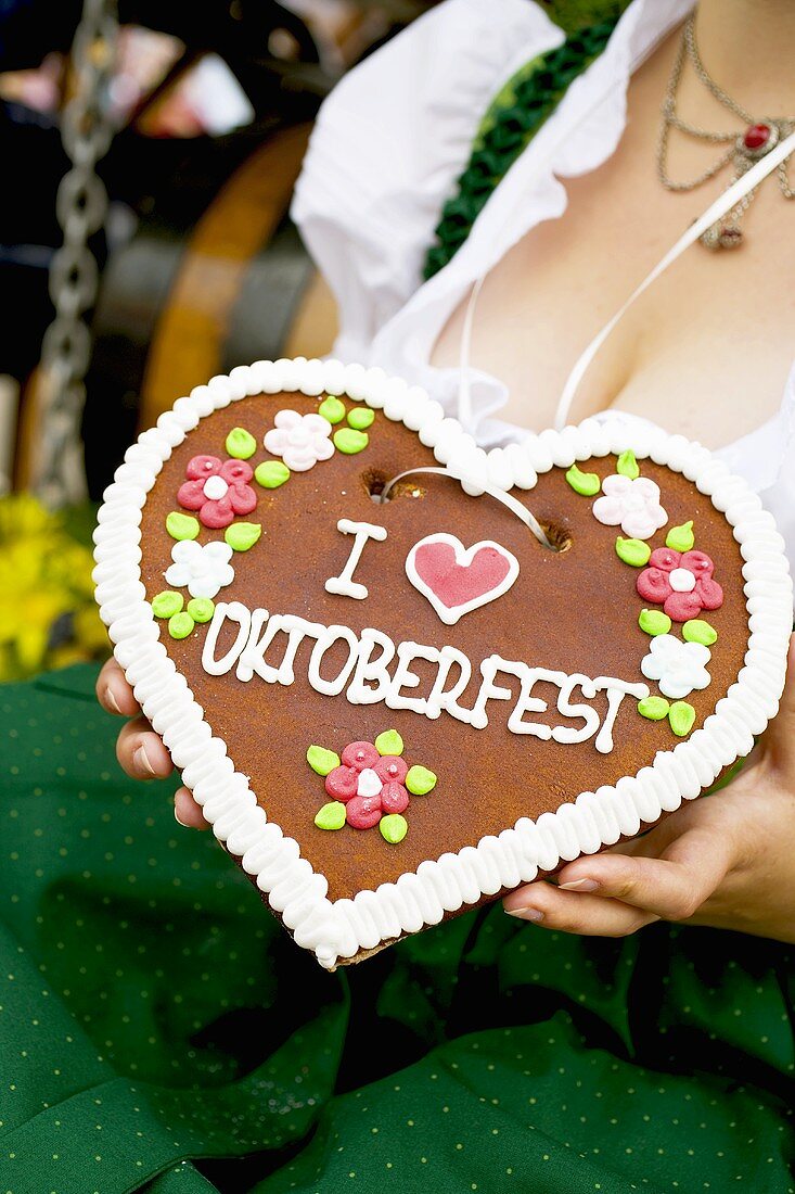 Frau mit Lebkuchenherz (München, Oktoberfest)