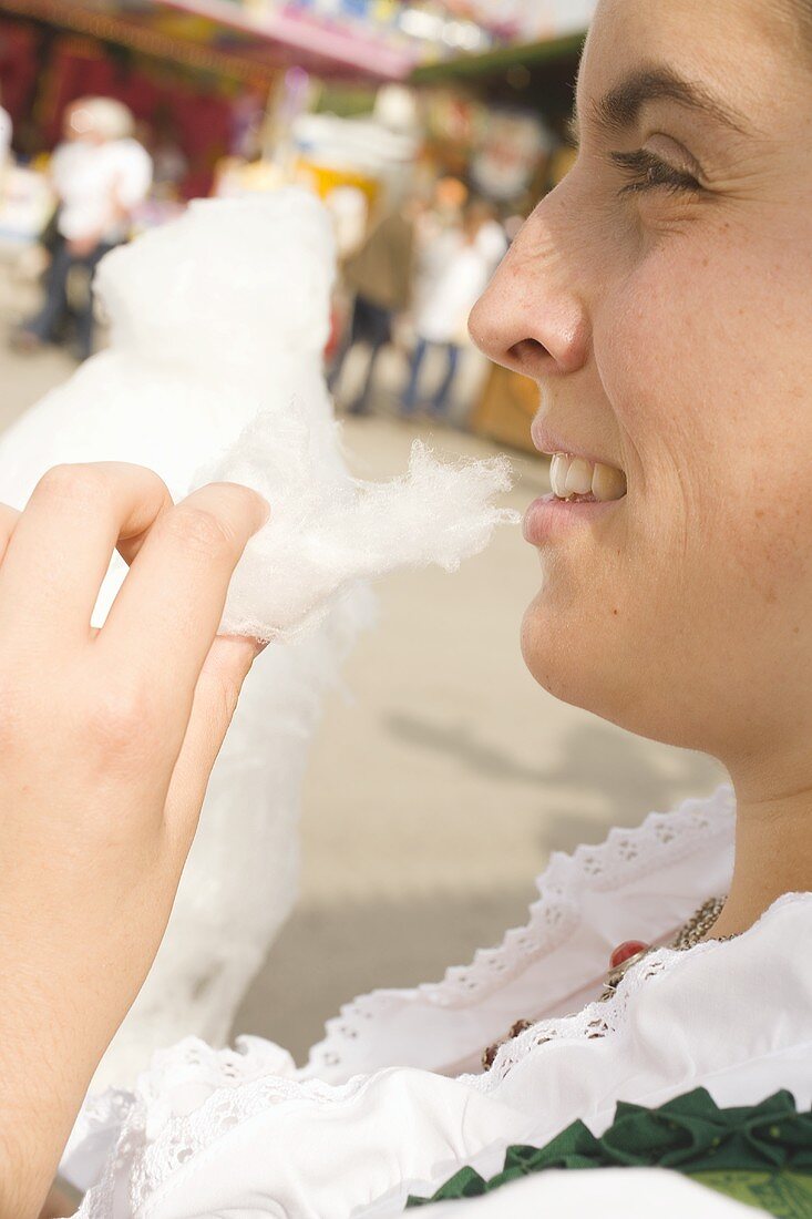 Frau isst Zuckerwatte (München, Oktoberfest)