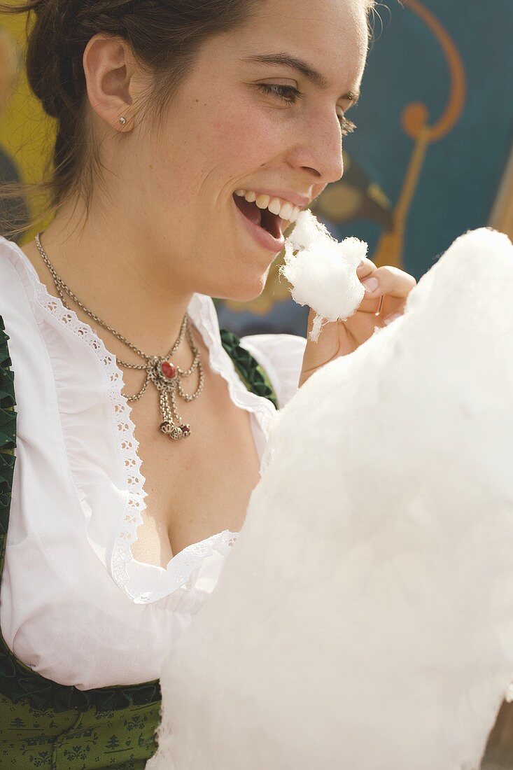 Frau isst Zuckerwatte (München, Oktoberfest)