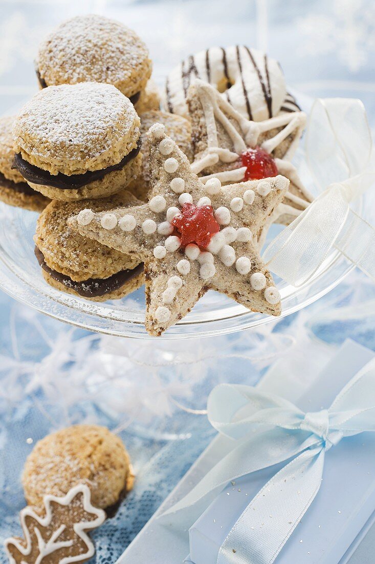 Verschiedene Weihnachtsplätzchen auf Glasteller