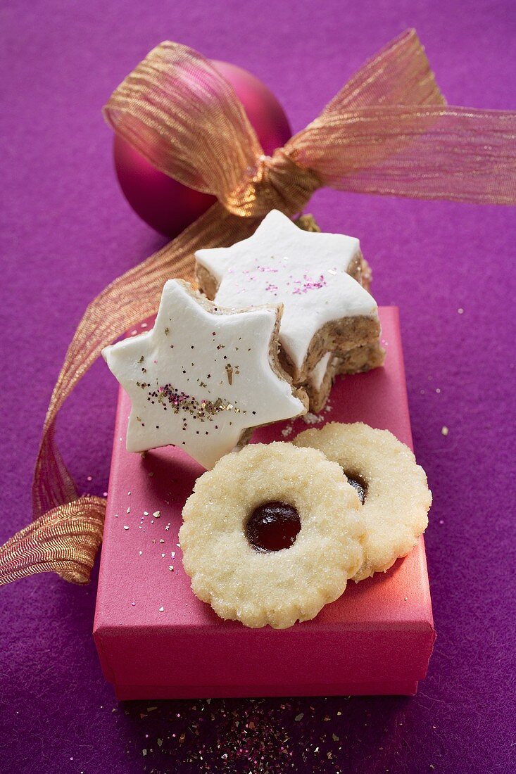Cinnamon stars and jam biscuits on pink box
