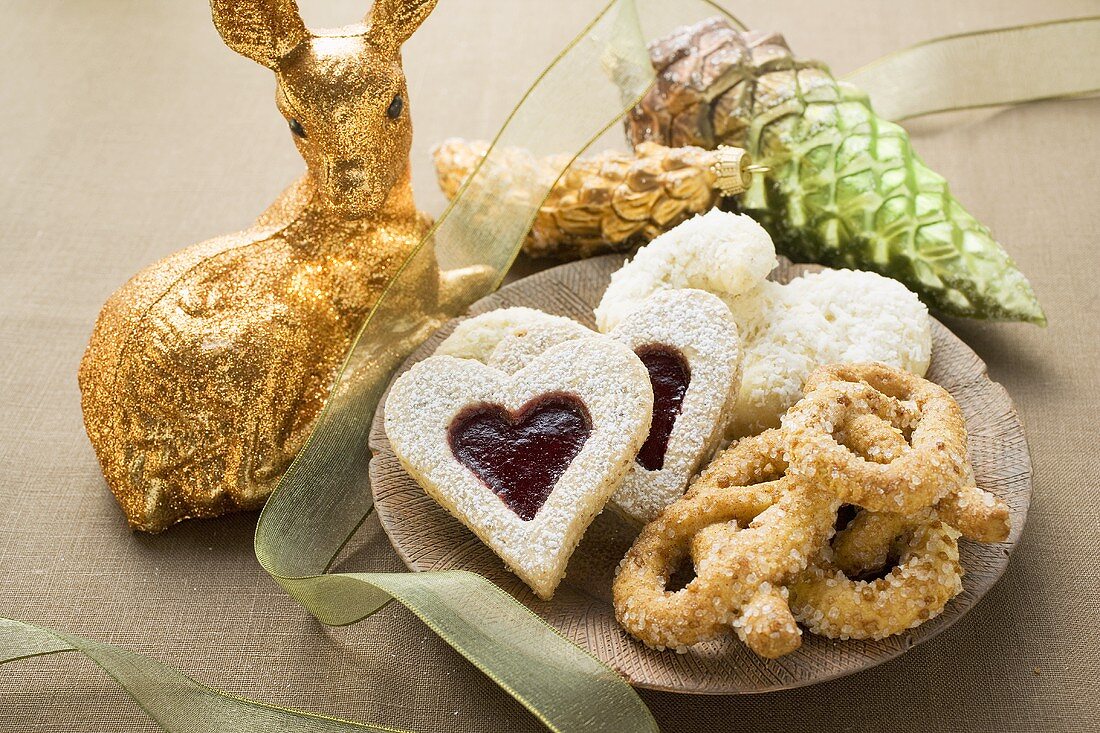 Verschiedene Weihnachtsplätzchen auf Teller