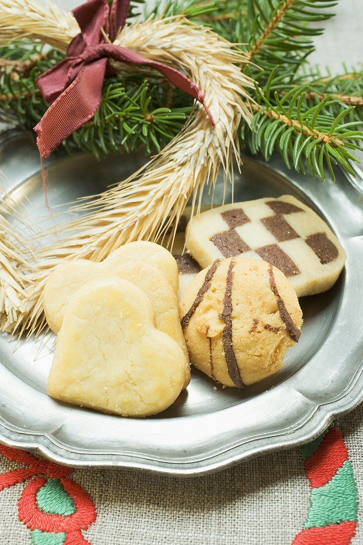 Verschiedene Weihnachtsplätzchen auf Zinnteller