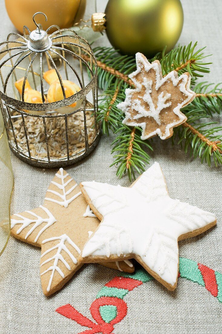 Lebkuchensterne und Lebkuchenblatt mit Zuckerglasur