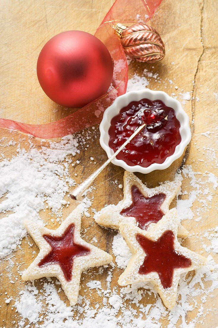 Star-shaped biscuits with raspberry jam