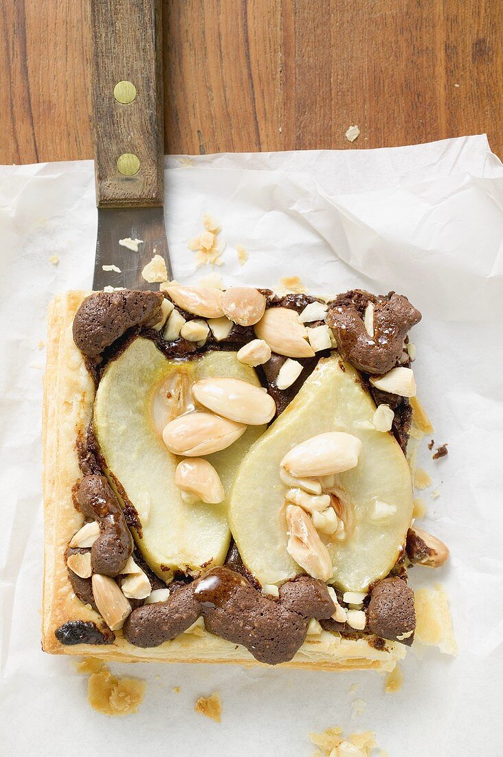 Stück Birnen-Schoko-Kuchen mit Mandeln