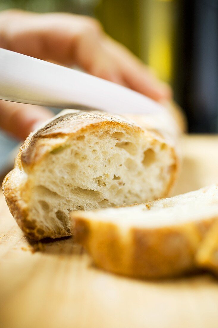 Baguette in Scheiben schneiden