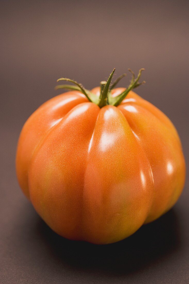 Tomate auf braunem Untergrund