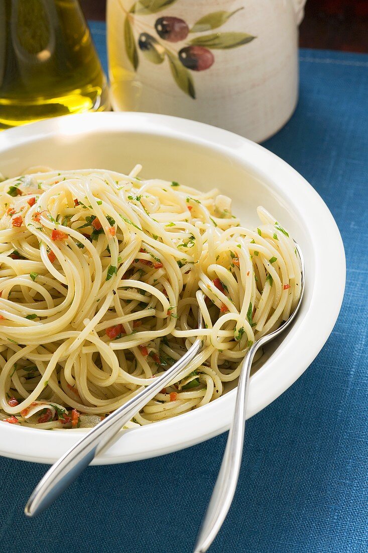 Spaghetti with chillies and herbs