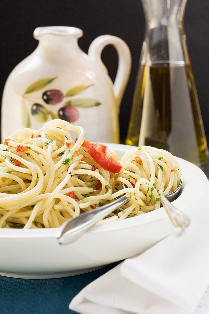 Spaghetti mit Chilischoten und Kräutern, Olivenöl