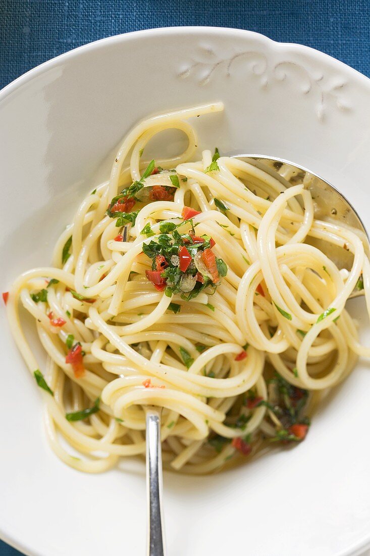 Spaghetti mit Chilischoten und Kräutern (Draufsicht)