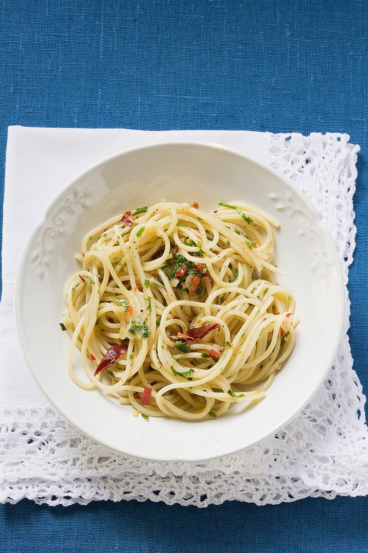 Spaghetti mit Chilischoten und Kräutern (Draufsicht)